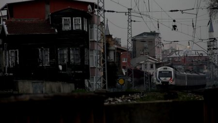 ‘Çiçekler titremeye başlarsa trenin geldiğini anlıyorum’