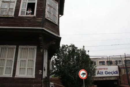 ‘Çiçekler titremeye başlarsa trenin geldiğini anlıyorum’