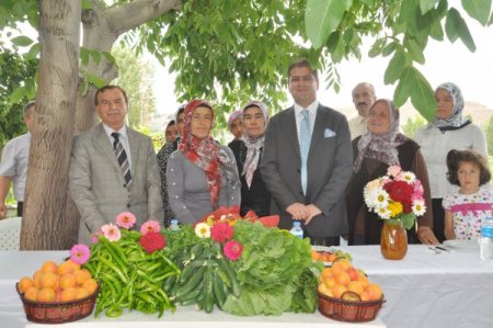 Çiftçi Kadınlar Ürünlerinin İlk Meyvesini Aldı