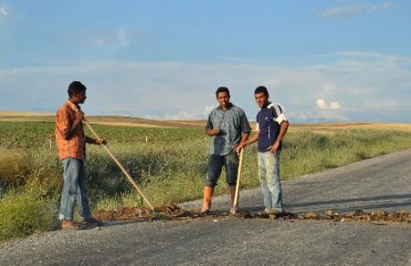 Çiftçiler, Pancar Sulamak İçin Yeni Yapılan Asfalt Yolu Kazdı