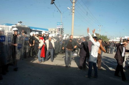 Çiftçilerle polis arasında arbede