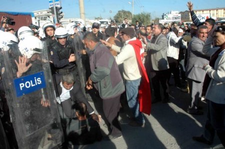 Çiftçilerle polis arasında arbede