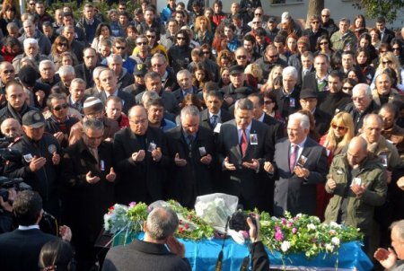Çığ altında kalarak can veren Tapul için İzmir'de tören düzenlendi
