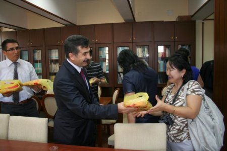 Çiğ köfte yiyip, melengiç kahvesi içtiler