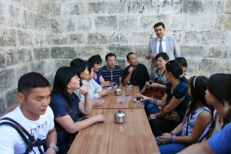 Çiğ köfte yiyip, melengiç kahvesi içtiler