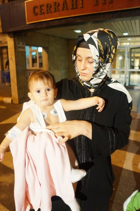 Ciğerine yemek yapışan bebek 8 saat tedavi olmayı bekledi