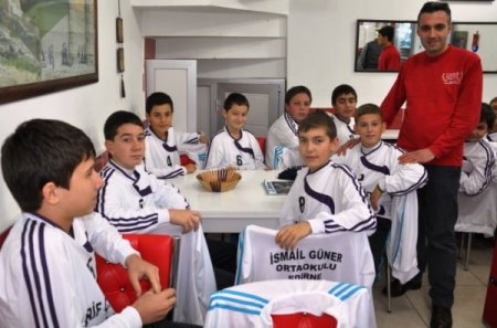 Çiğköfteci okul futbol takımına sponsor oldu