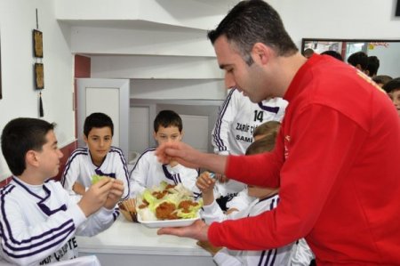 Çiğköfteci okul futbol takımına sponsor oldu