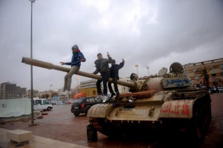 Cihan, Gösterilerin Merkezi Bingazi’de: Halk Ölenlere Ağlıyor, Limandan Kaçışlar Sürüyor