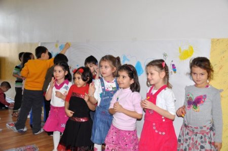 Cihan Anaokulu'nda öğrencilere düğme dikme öğretiliyor