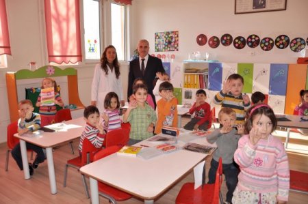 Cihan Anaokulu'nda öğrencilere düğme dikme öğretiliyor