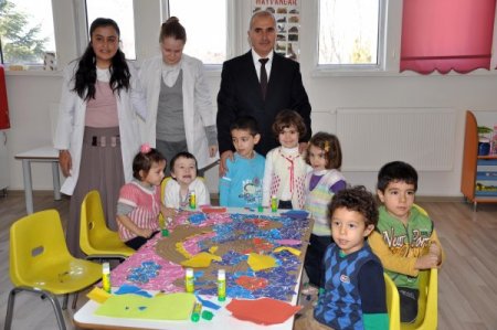 Cihan Anaokulu'nda öğrencilere düğme dikme öğretiliyor