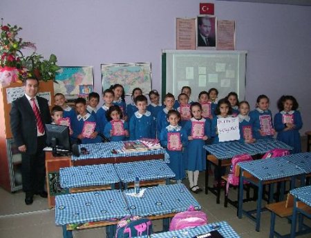 Çıkardıkları Öykü Kitabını Satan Öğrenciler, Sınıfa Projeksiyon Cihazı Aldı
