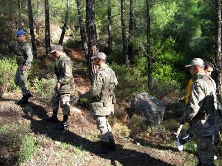 Çikolata uğruna geceyi dağda geçirdi