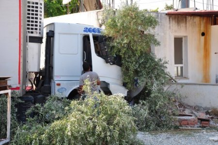 Çikolata Yüklü Kamyon Eve Girdi