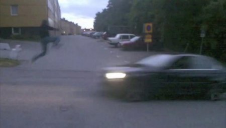 Çılgın İsveçli, Hayatı Pahasına Arabaların Üzerinden Atlıyor