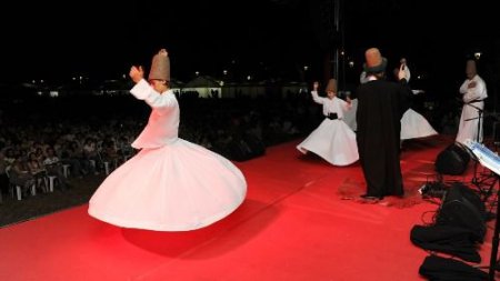 Çim Üstünde Oturup Ramazan Eğlencesini İzlediler