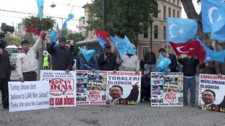 Çin Başbakanı'na Ayasofya Önünde 'doğu Türkistan' Protestosu