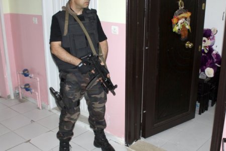 Cinayet haberinin gazete kupürüyle haraç toplayan suç örgütü çökertildi