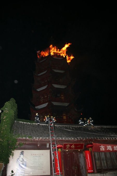 Çin’de Budist Tapınağı Yangını