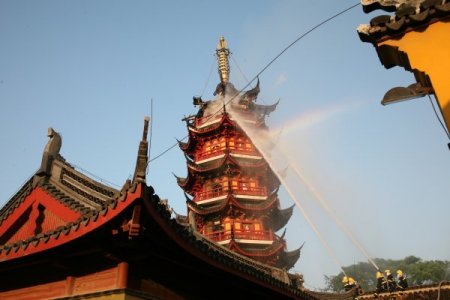 Çin’de Budist Tapınağı Yangını