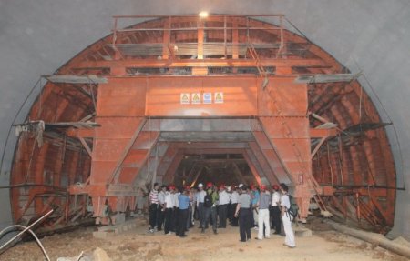 Çin’de Göçük Altındaki 12 İşçiye Ulaşıldı