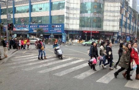 Çin’de ilginç yaya geçidi uygulaması: Kırmızı ip