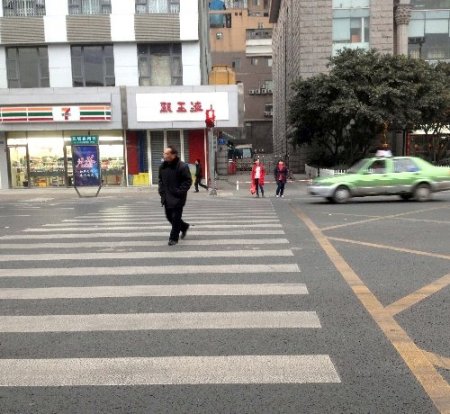 Çin’de ilginç yaya geçidi uygulaması: Kırmızı ip