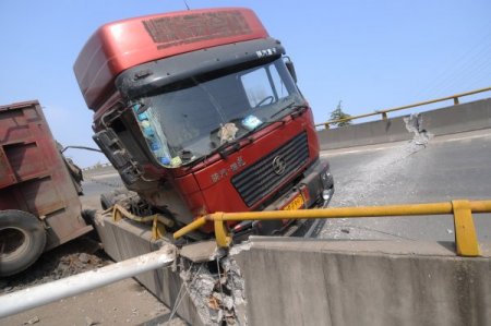 Çin’de Köprü İkiye Yarıldı