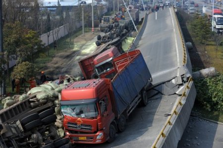 Çin’de Köprü İkiye Yarıldı