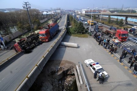 Çin’de Köprü İkiye Yarıldı