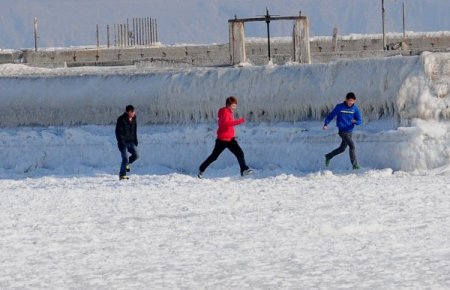 Çin'de Nehir Buz Tuttu