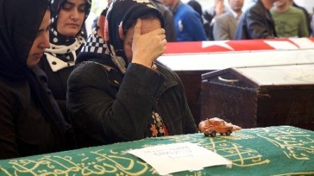 Çin'de ölen minik Burak, memleketinde toprağa verildi