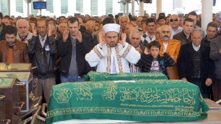 Çin'de ölen minik Burak, memleketinde toprağa verildi