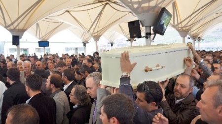 Çin'de ölen minik Burak, memleketinde toprağa verildi