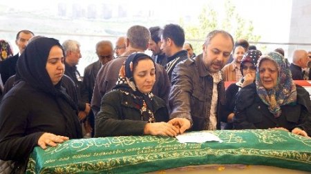 Çin'de ölen minik Burak, memleketinde toprağa verildi