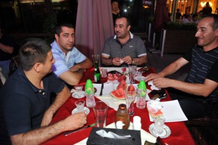 Çin’deki Azerilerin İftar Sevinci