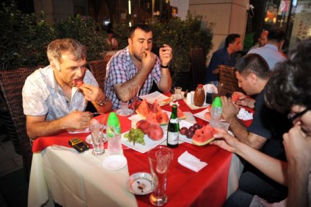 Çin’deki Azerilerin İftar Sevinci