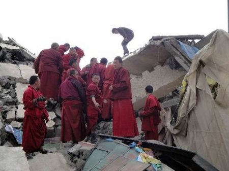 Çin'deki Depremde 2 Bin Kişi Kurtarıldı