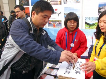 Çin’deki Kermeste Van Depremine Anlamlı Yardım