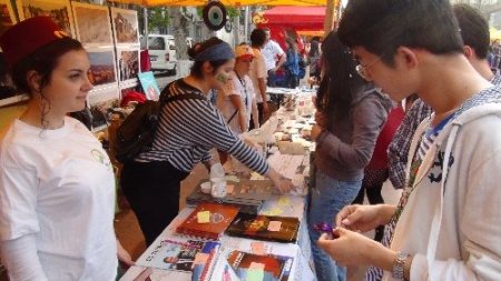 Çin'deki Türk öğrencilerden Sichuan depremine yardım kermesi