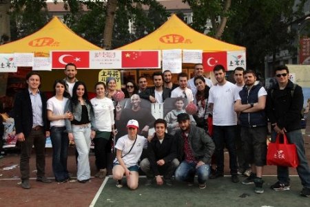 Çin'deki Türk öğrencilerden Sichuan depremine yardım kermesi