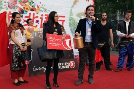 Çin'deki Türk öğrencilerden Sichuan depremine yardım kermesi