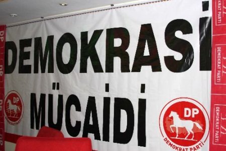 Cindoruk Hatalı Afiş Önünde Konuştu