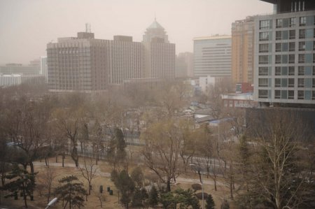 Çin’in başkenti Pekin’de kirli hava ve toz fırtınası yaşanıyor (Özel)