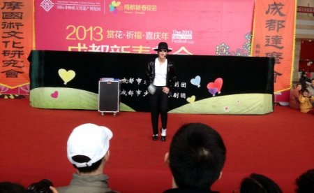 Çinli Michael Jackson gerçeğini aratmadı