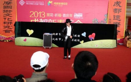 Çinli Michael Jackson gerçeğini aratmadı