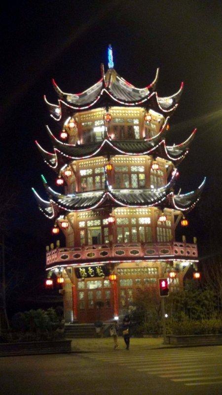 Çinliler, yılan yılında muhteşem gece manzaralarının keyfini çıkarıyor (Özel)