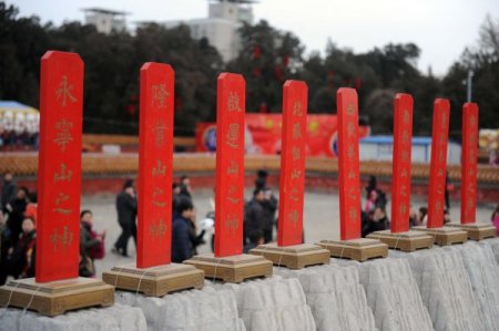 Çinliler geleneksel Yılan Yılını kutluyor