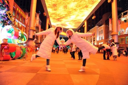 Çinlilerin, 250 metrelik LCD ekranın altında akşam sefası (Özel)